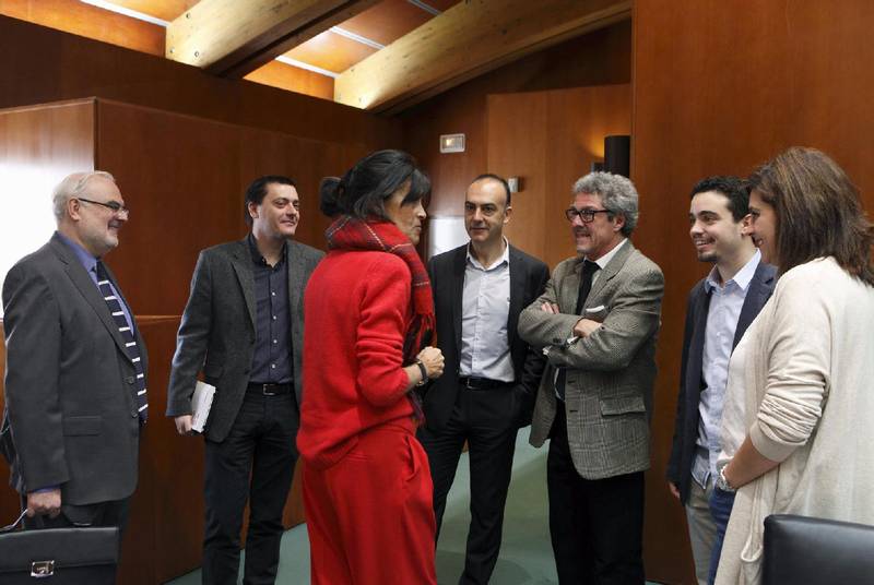 Los miembros de la comisión de Educación de las Cortes, con el director general de Política Lingüística, José Ignacio López Susín (a la izquierda). - Foto:SERVICIO ESPECIAL