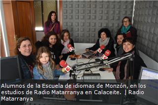 Alumnos de la Escuela de idiomas de Monzón, en los estudios de Radio Matarranya en Calaceite. 