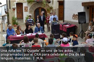 Una niña lee ‘El Quijote’ en uno de los actos programados por el CRA para celebrar el Día de las lenguas maternas.
