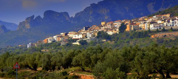 Mas de Barberans, al peu del massís dels Ports