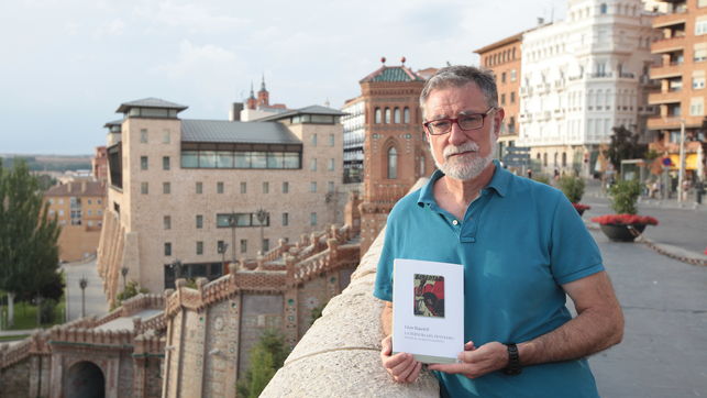 Lluis Rajadel posa con su libro.