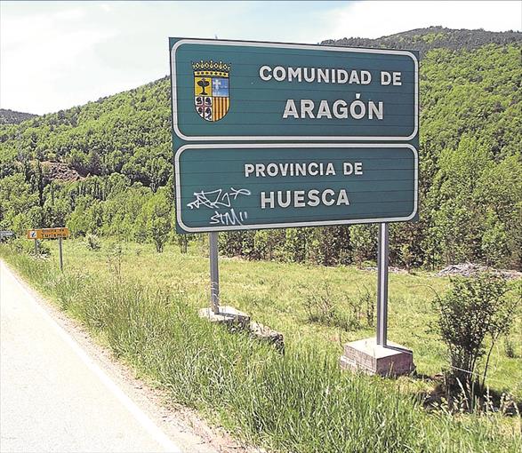 Un cartel marca el paso de Cataluña a Aragón en el Cinca Medio. - EL PERIÓDICO / LA INTERSECTORIAL