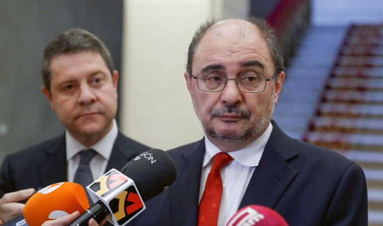 El presidente de Castilla-La Mancha, Emiliano García-Page (i) y el presidente de Aragón, Javier Lambán (d), durante la visita que realizan a la Real Academia Española. 