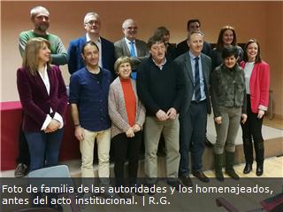 Foto de familia de las autoridades y los homenajeados, antes del acto institucional.