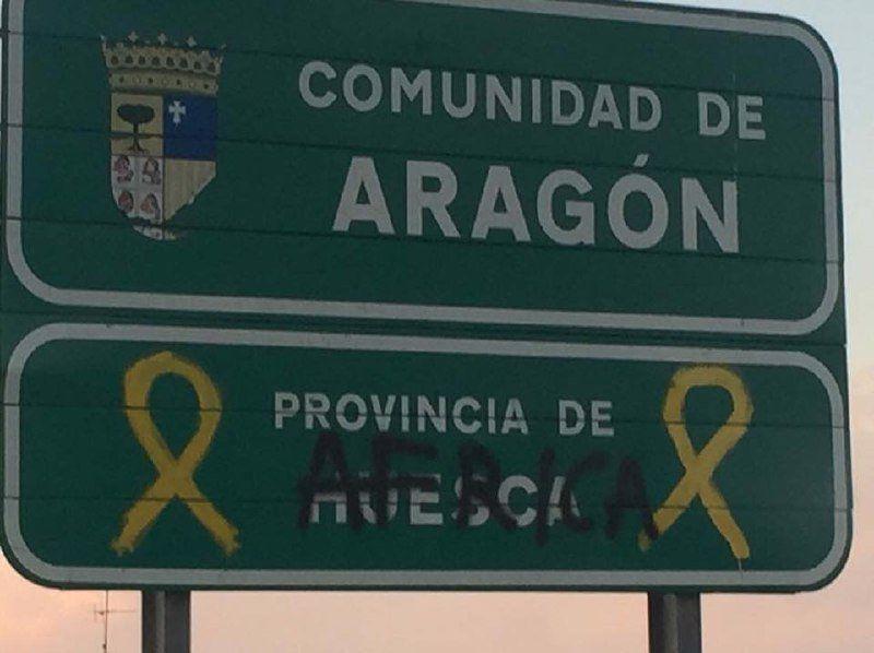 Una pintada xenófoba en la frontera entre Huesca y Lérida crea polémica en RR.SS - SERVICIO ESPECIAL