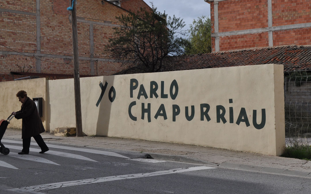 Pintada en un muro privado en favor del chapurriau en la travesía de Valderrobres