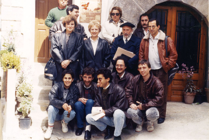 Alguns dels fundadors de l'Associació Cultural Del Matarranya, davant la casa del poeta Desideri Lombarte (Pena-roja, 5 d'abril de 1990). / Sigrid Schmidt von der Twer