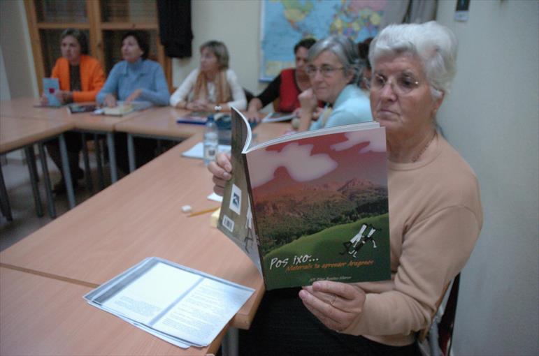 Varios estudiantes durante una clase de aragonés. - ÁNGEL DE CASTRO