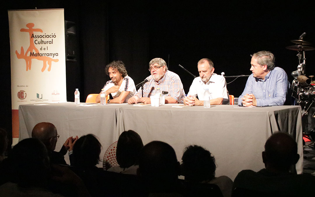 Joaquim Monclús, segundo por la izquierda, durante la presentación del libro sobre Vicente Ferrer Ramos. 