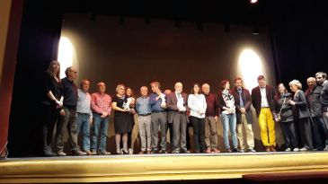 Fotografía de grupo de los premiados, junto con las autoridades y los promotores de los premios