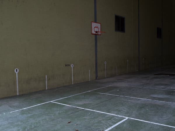 An empty basketball court in Fuentespalda, Teruel.
