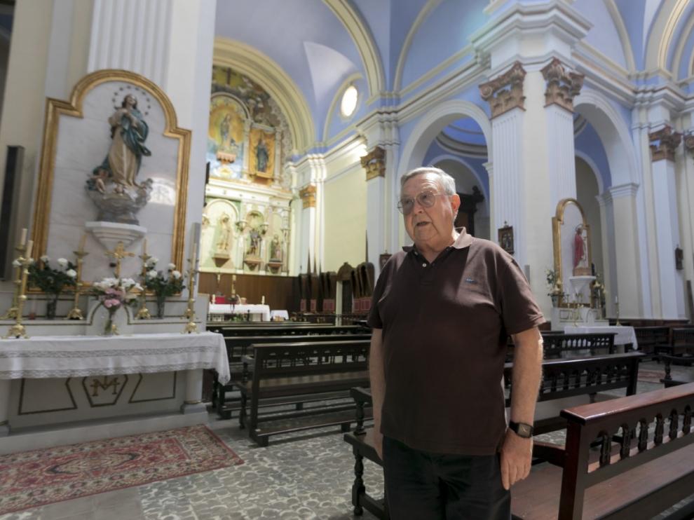 El párroco de Alcolea de Cinca y ecónomo de la diócesis, José Huerva, en su iglesia.