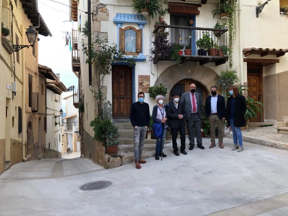 Participantes en la presentación del libro de Desideri Lombarte, delante de la casa de Peñarroya en la vivió el poeta.