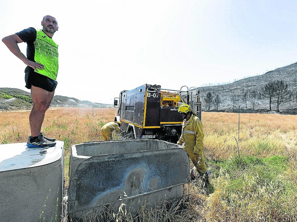 Simeón Vicente, en primer plano, con la cuadrilla que reposta agua