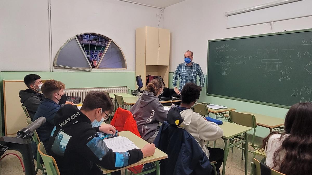 El profesor Carlos Abril en clase de Lengua aragonesa con su alumnado.