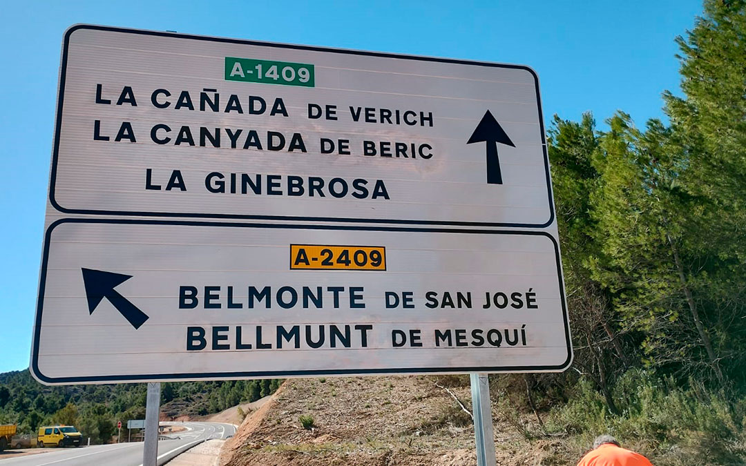 Las señales vandalizadas en el nuevo tramo de la A-1409 ya han sido limpiadas./ La COMARCA