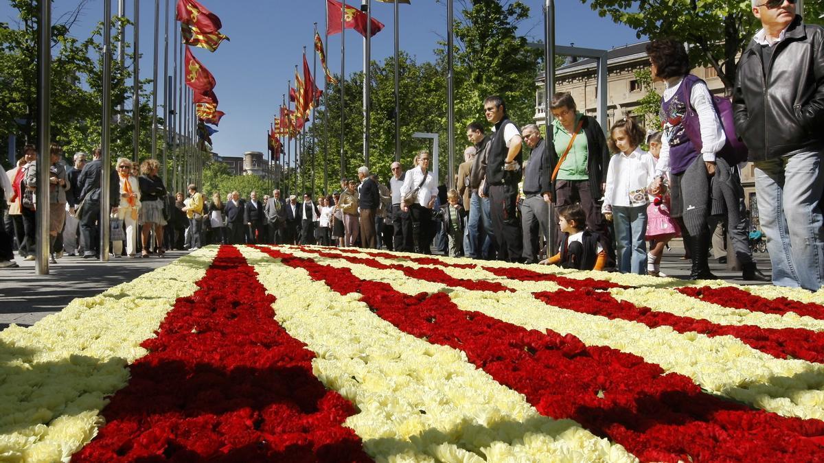 Bandera de Aragón hecha con rosas amarillas y rojas