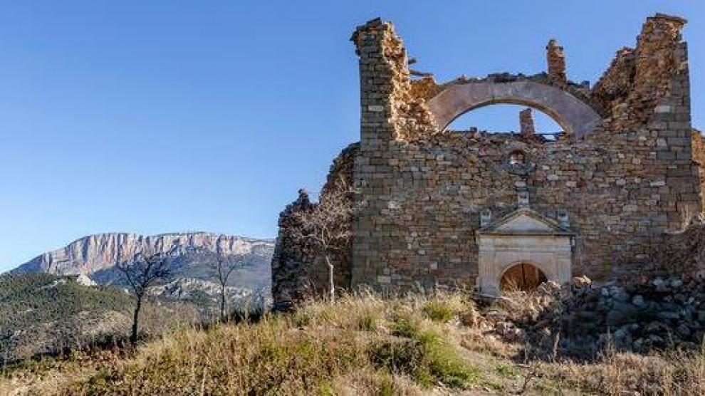Iglesia en ruinas de Fet.