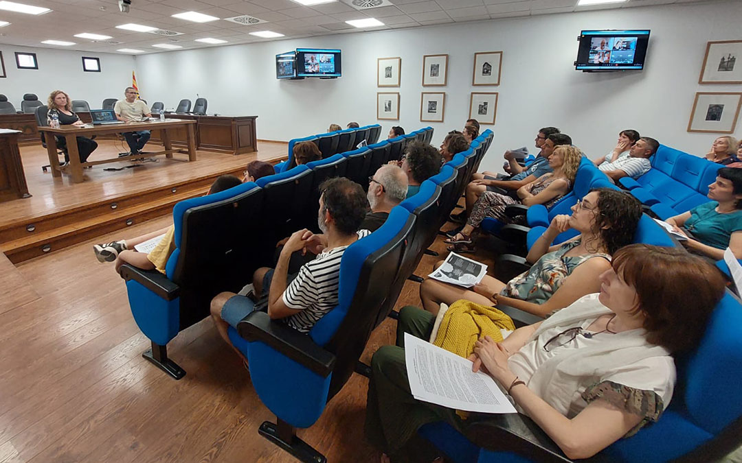 Varios padres y madres e integrantes de Clarió acudieron a la reunión informativa el miércoles por la tarde./ J.L.