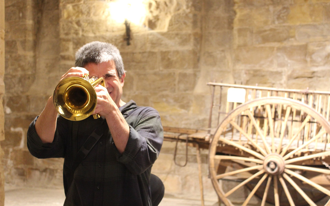 Trompetista en la previa del Matarraña Intím, el 26-07-2023