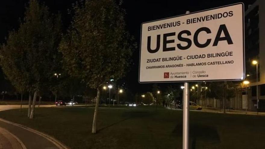 Carteles que el Ayuntamiento de Huesca instaló y desinstaló en 2019. | EL PERIÓDICO