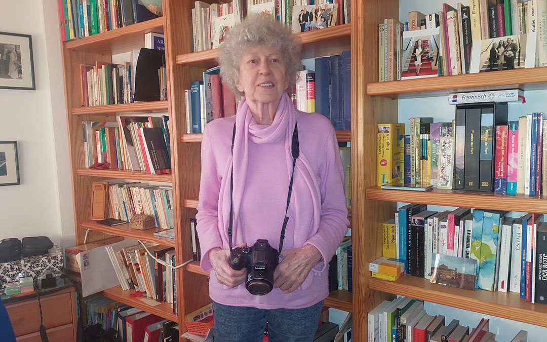 Sigrid Schmidt von der Twer con una de sus actuales cámaras de fotografía en una de las bibliotecas de su vivienda de La Codoñera. /J.L.