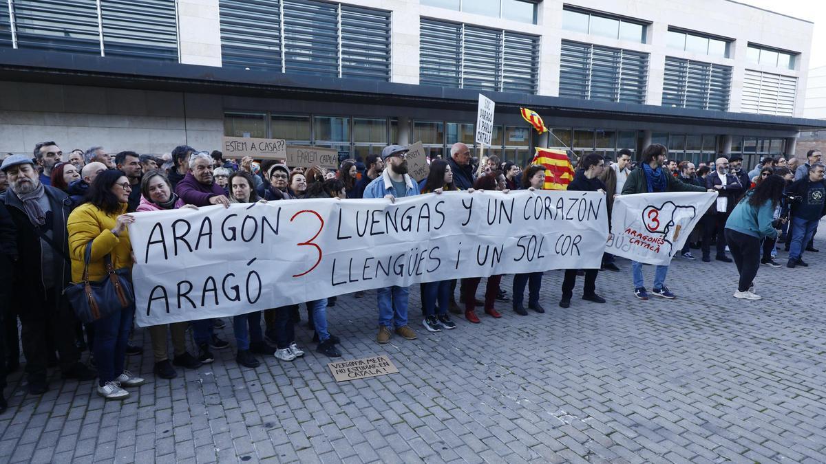 Manifestación en defensa de las lenguas propias de Aragón este sábado en la plaza Miguel Merino de Zaragoza.