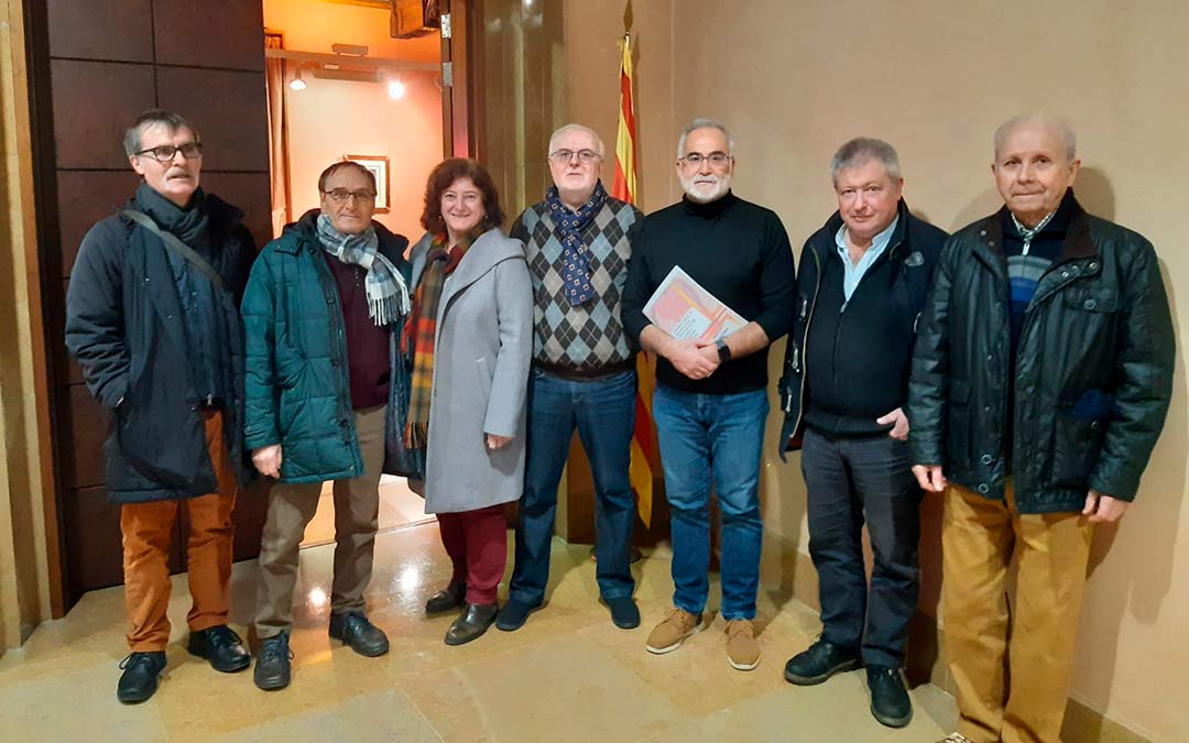 Representantes de las cuatro asociaciones, entre ellas Associació Cultural del Matarranya, durante la presentación del informe./L.C.